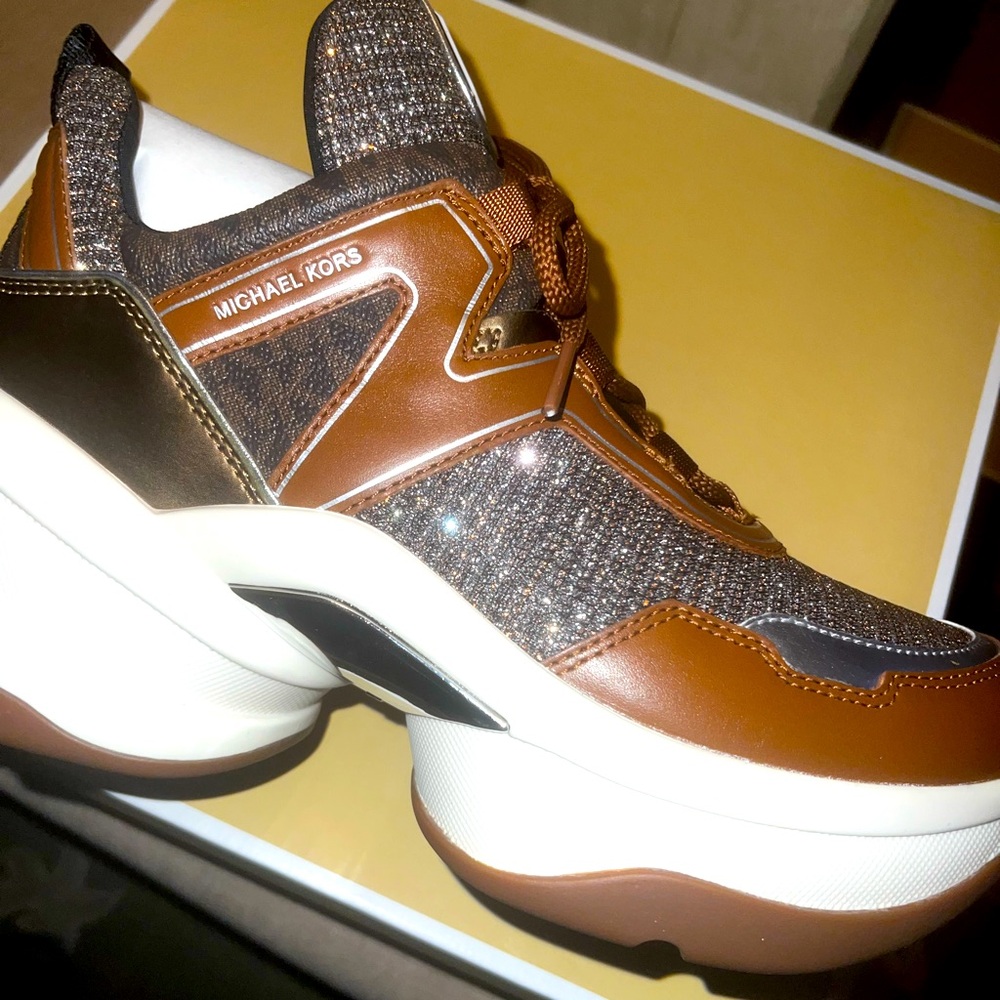 BRAND NEW, NEVER BEEN WORN!
Stunning MK Olympia trainer, size 9.5M
